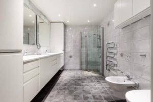 Read more about the article Urządzanie łazienki – prysznic wykonany na wymiar