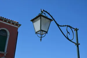 Lampy podkreślające architekturę budynków