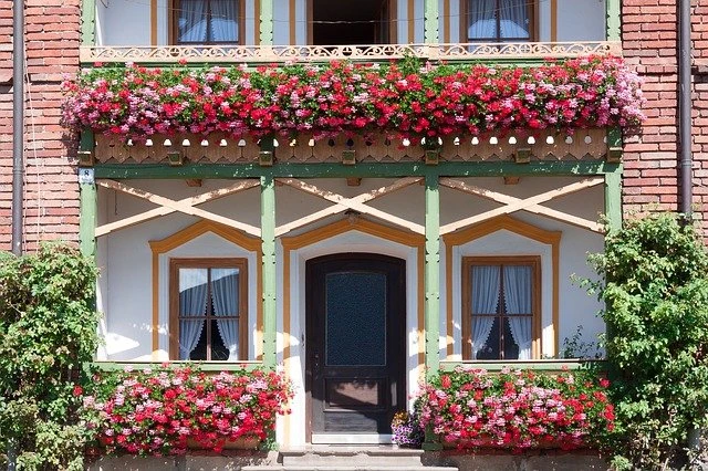 Lotnicy wykańczają balkon